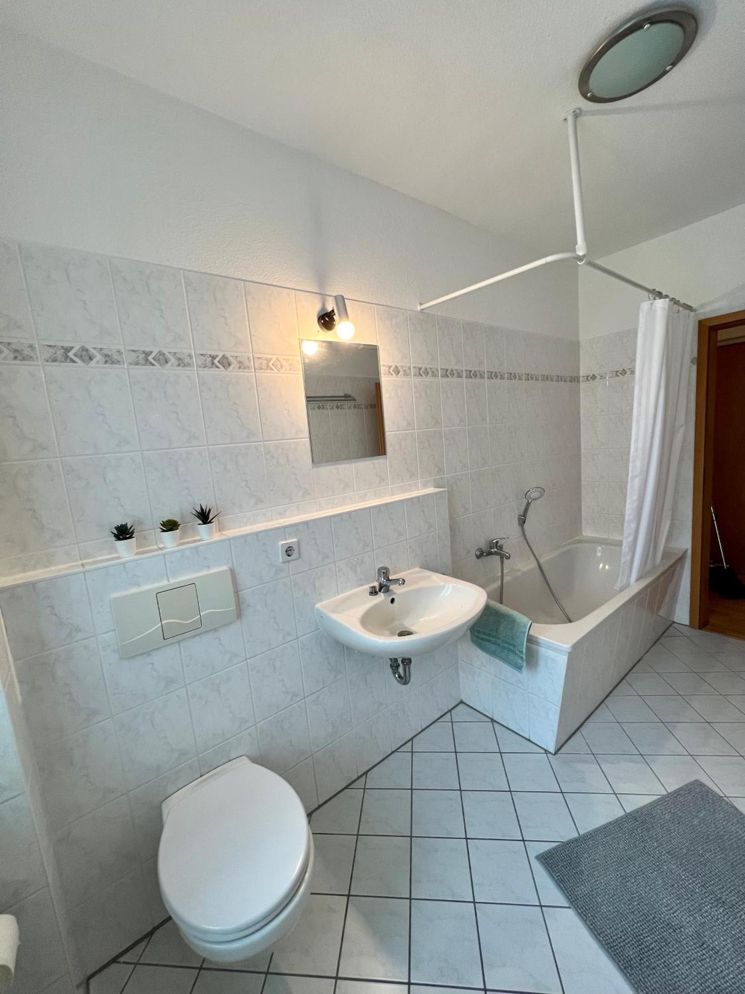 Vollausgestattet, Grosszuegig & Zentral Fuer Bis Zu 4 Appartement Maagdenburg Buitenkant foto