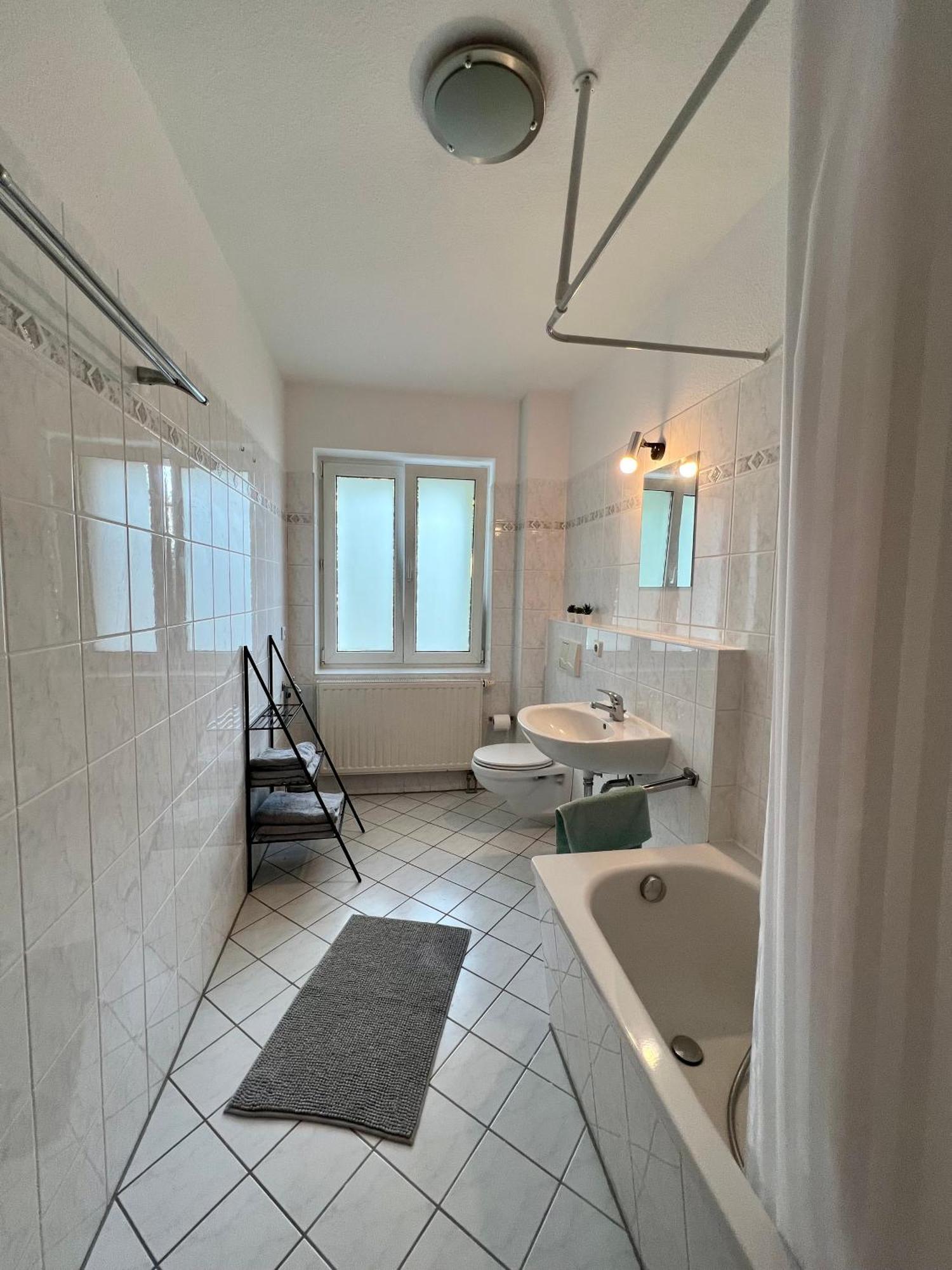 Vollausgestattet, Grosszuegig & Zentral Fuer Bis Zu 4 Appartement Maagdenburg Buitenkant foto